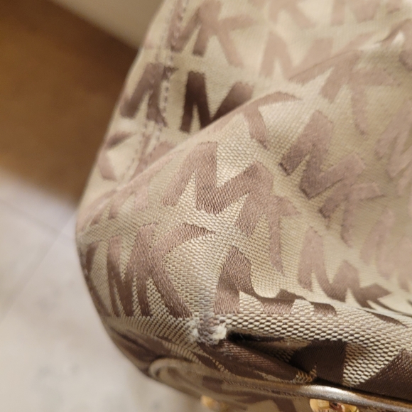 Michael Kors Large Gathered Signature Tote - Picture 7 of 9